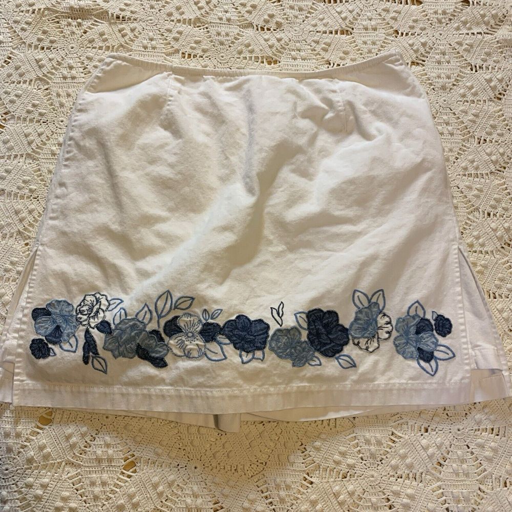 Liz Claiborne Lizwear Jeans (14) White Skort - Skirt Bottom Blue Embroidery
